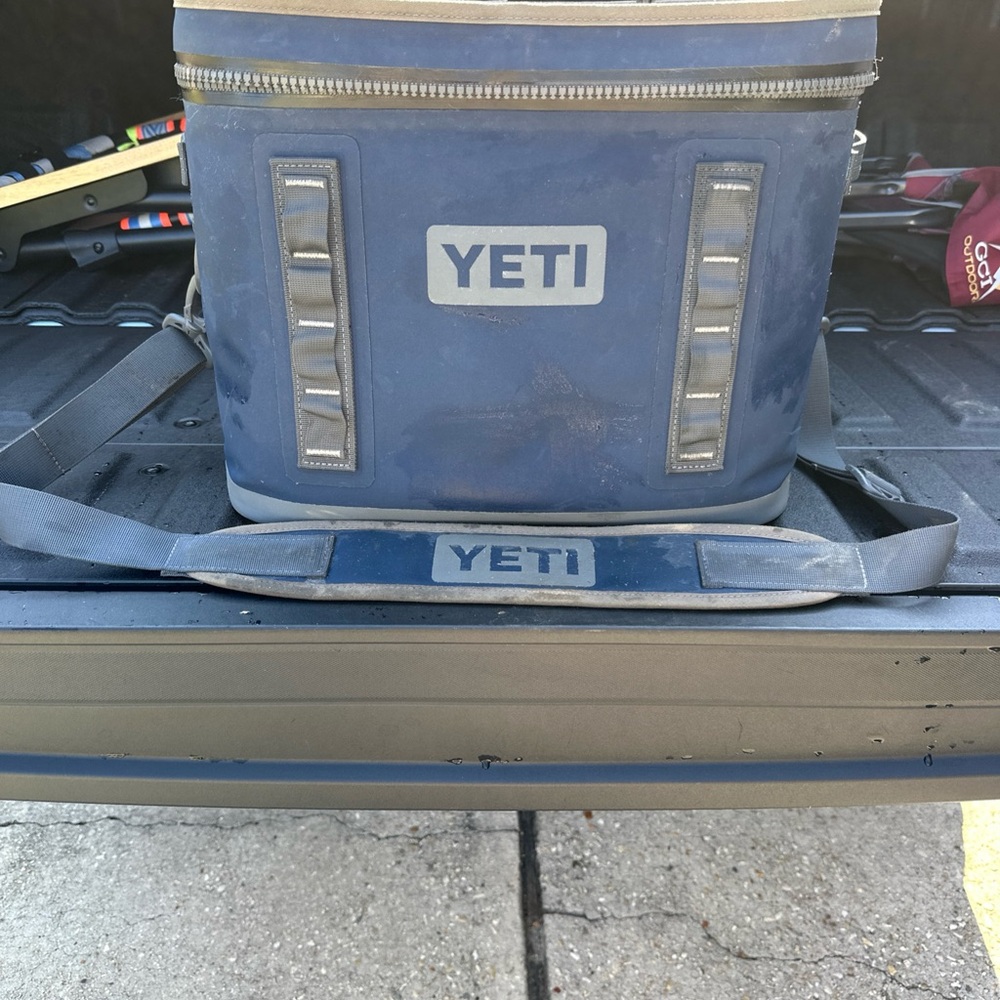 YETI Hopper 18 Navy Cooler with Strap